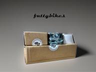 KAŻDA PACZKA ZAWIERA ŁADOWARKĘ, KLUCZYKI, PEDAŁY I LAMPKĘ TYLNĄ